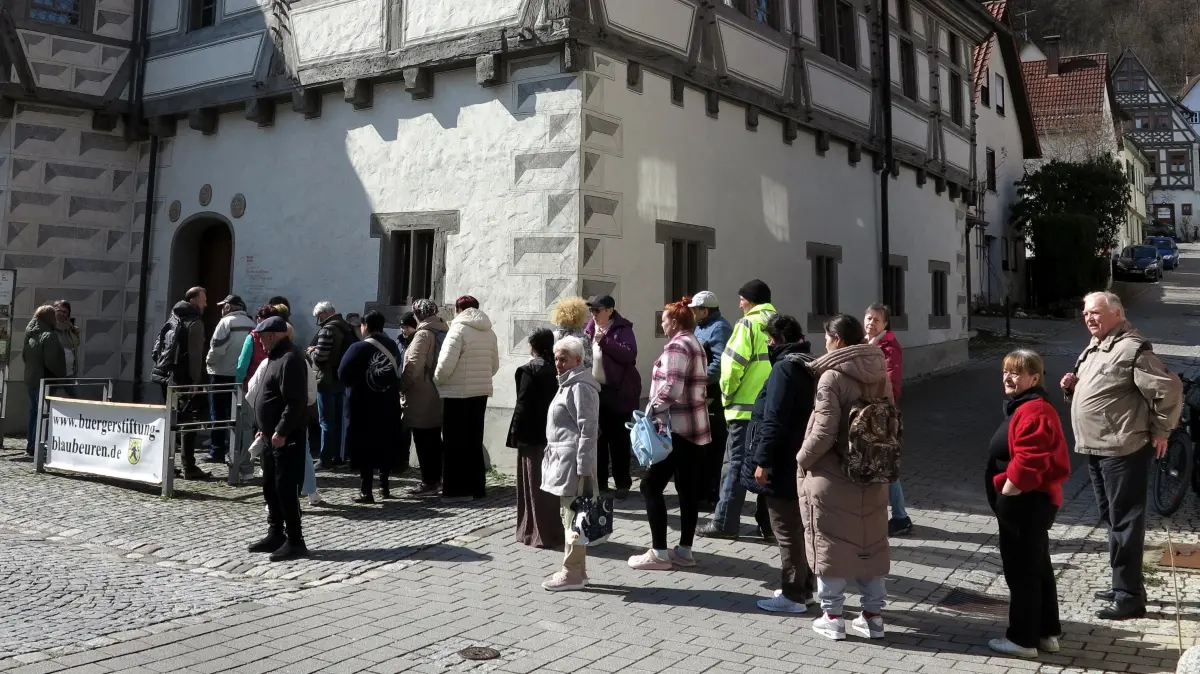 Schon deutlich vor Öffnung der Ausgabe im Kleinen Großen Haus in Blaubeuren stehen viele geduldig in der Schlange, um Vespertüten abholen zu können.