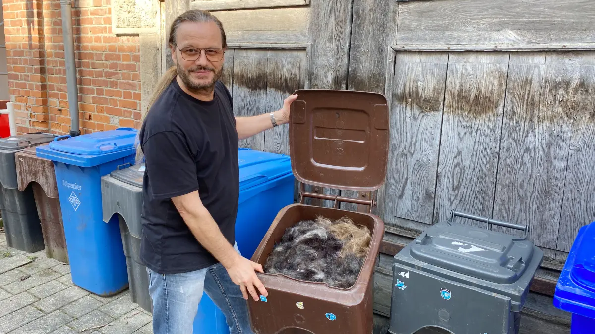 Friseurmeister Oliver John Heugel beklagt, dass seine Biotonne neuerdings nicht geleert wird. Er vermutet, dass es an der Füllung mit Haaren liegt, und beklagt einen Verstoß gegen die Abfallwirtschaftssatzung des Zollernalbkreises.