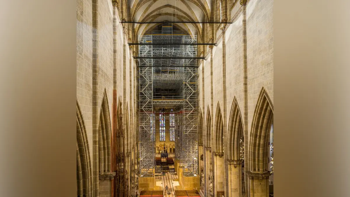 Münster: Das Gerüst ist fertig, das Netz wurde gespannt und am So, 29. März, können die Gottesdienste wieder im Mittelschiff gefeiert werden.