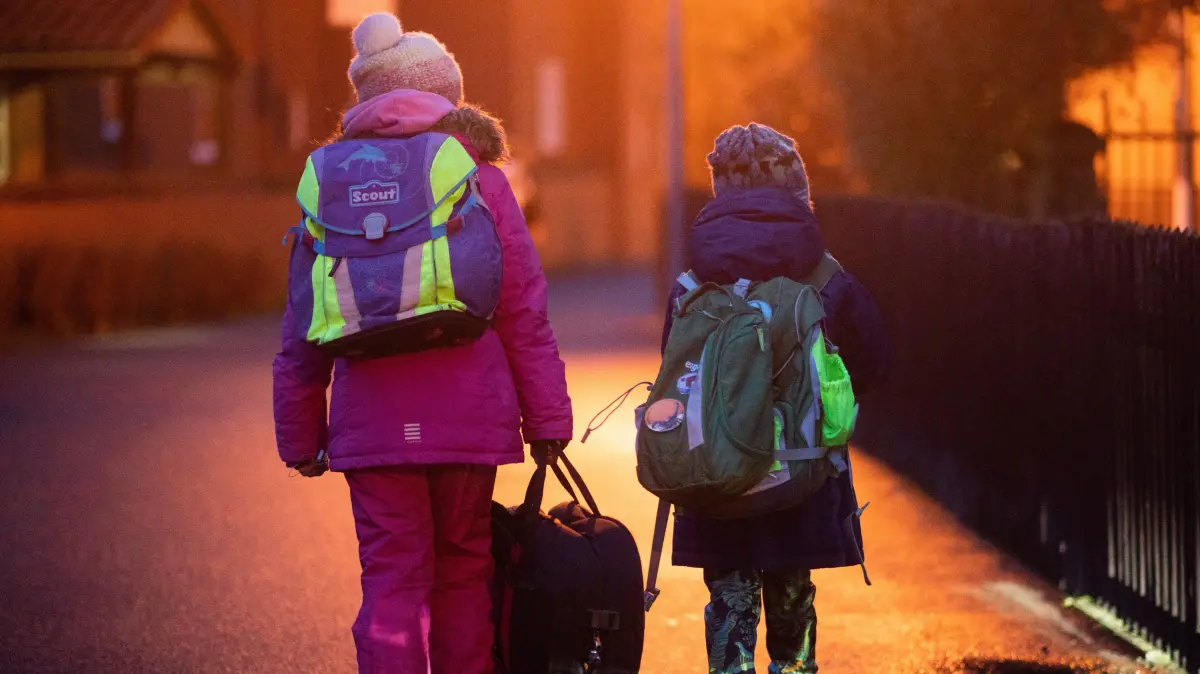 Zwei Schüler gehen am frühen Morgen auf dem Schulweg zu ihrer Grundschule in der Region Hannover. Sprachdefizite bei Kindern nehmen zu: Waus statt Maus, Eddy statt Teddy sind typische Fehler. Auch die Schul- und Kindergartenschließungen in der Pandemie trugen dazu bei. (zu dpa: «Smartphone statt Gespräche - Krankenkasse warnt vor Sprachstörungen») +++ dpa-Bildfunk +++