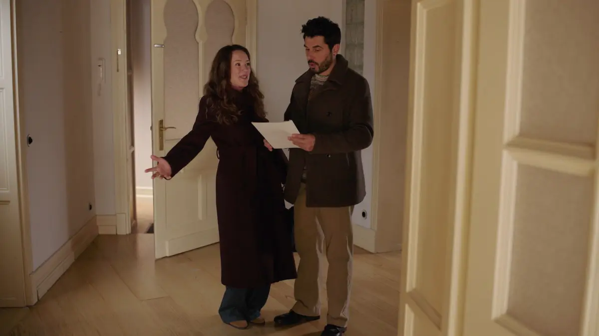 Matteo (Riccardo Angelini) wird von Emma (Luisa Binger) überrumpelt.