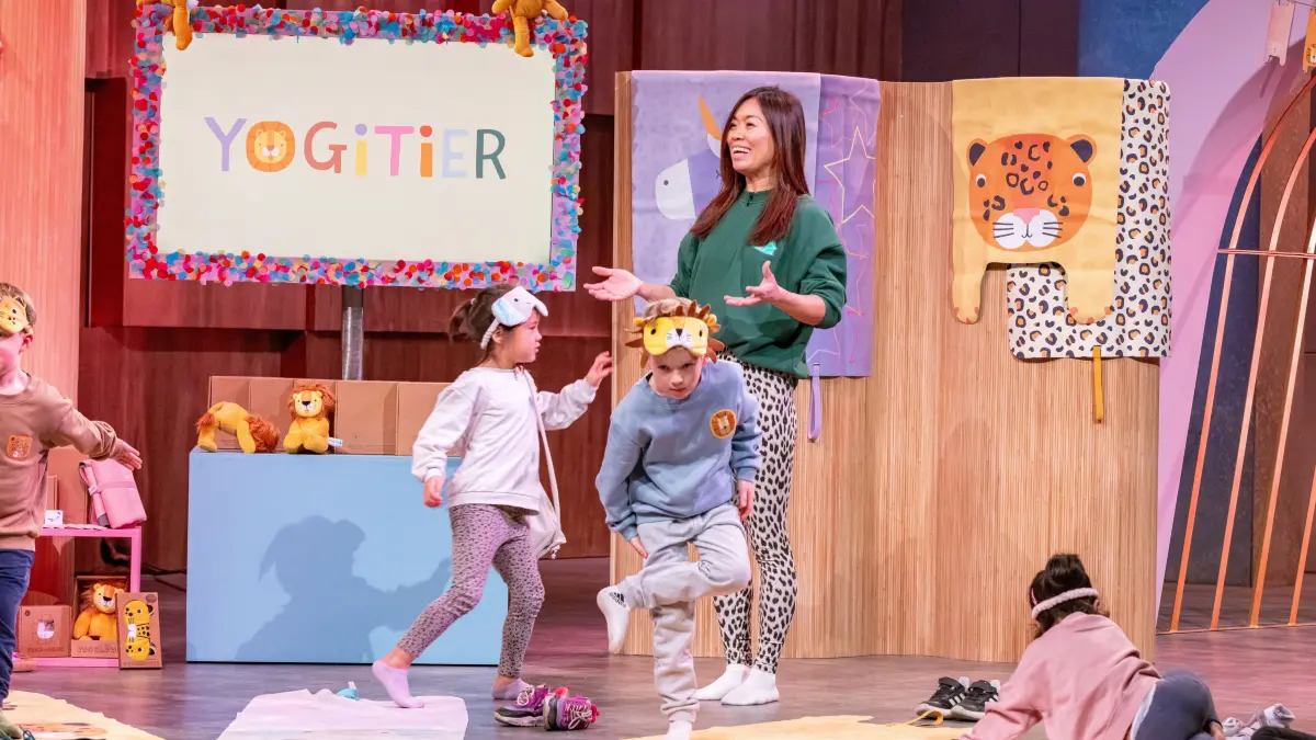 Fei Schäfer präsentiert mit YOGITIER Kinderyogamatten in Tierform.
