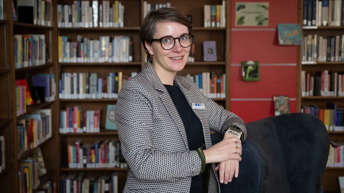 Katharina Luther, DAI-Direktorin in Tübingen, in der Bücherei des DAI.