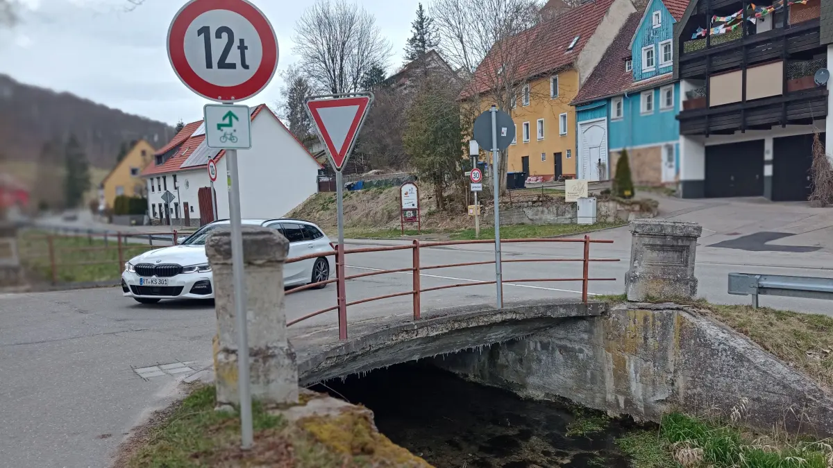 Rund 600.000 Euro soll der Neubau dieser Brücke in Offenhausen kosten, die zweitgrößte Investition nach dem Einbau der Mensa in die Sternbergschule.
