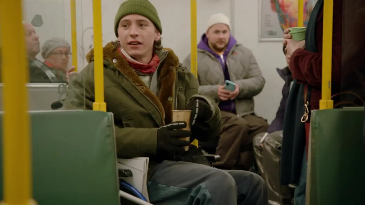 Erste Szene bei GZSZ: Als Jonas (Felix van Deventer, r.) Mats (Béla Kampschulte) in der U-Bahn eine Obdachlosen-Zeitung verkaufen sieht, ist er im ersten Moment mit der Situation überfordert.