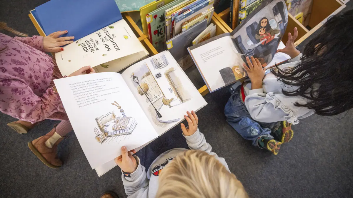 Kinderbuchtag: Autoren und Stiftung werben fuer fruehe Lesefoerderung: Kinder stoebern in den Buecherkisten der Kinder- und Jugendbibliothek der Stadtbibliothek Osnabrueck (Foto vom 13.11.2025). Fachleute schlagen Alarm: Jedes vierte Kind kann nach der Grundschule nicht ausreichend lesen. Der Internationale Kinderbuchtag am 2. April soll das Interesse an Kinder- und Jugendliteratur foerdern. (Siehe epd-Bericht vom 25.03.2026)