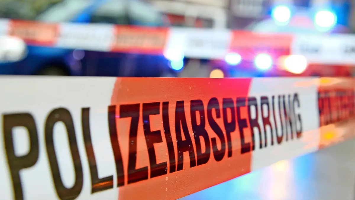ARCHIV - 04.11.2014, Baden-Württemberg, Freiburg: ILLUSTRATION - Ein Flatterband mit der Aufschrift «Polizeiabsperrung». Brandenburgs Polizei hat 2018 erstmals seit Jahren weniger Messerangriffe registriert als im Jahr zuvor. (zu "Erstmals seit Jahren weniger Messerangriffe in Brandenburg registriert") Foto: Patrick Seeger/dpa +++ dpa-Bildfunk +++ | Verwendung weltweit