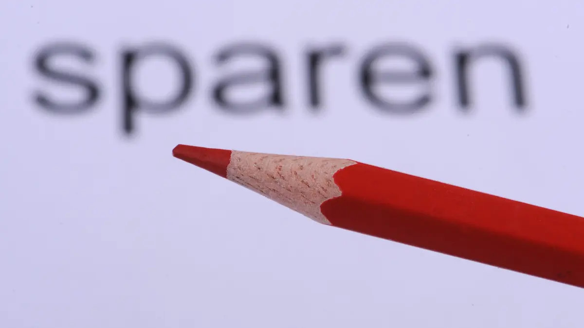ARCHIV - 14.06.2010, Straubing: ILLUSTRATION - Ein Rotstift ist vor dem Text «sparen» zu sehen. (zu dpa «Schuldenbremse in Hessen: Das Leben auf Pump hat ein Ende» vom 27.12.2018) Foto: Armin Weigel/dpa +++ dpa-Bildfunk +++