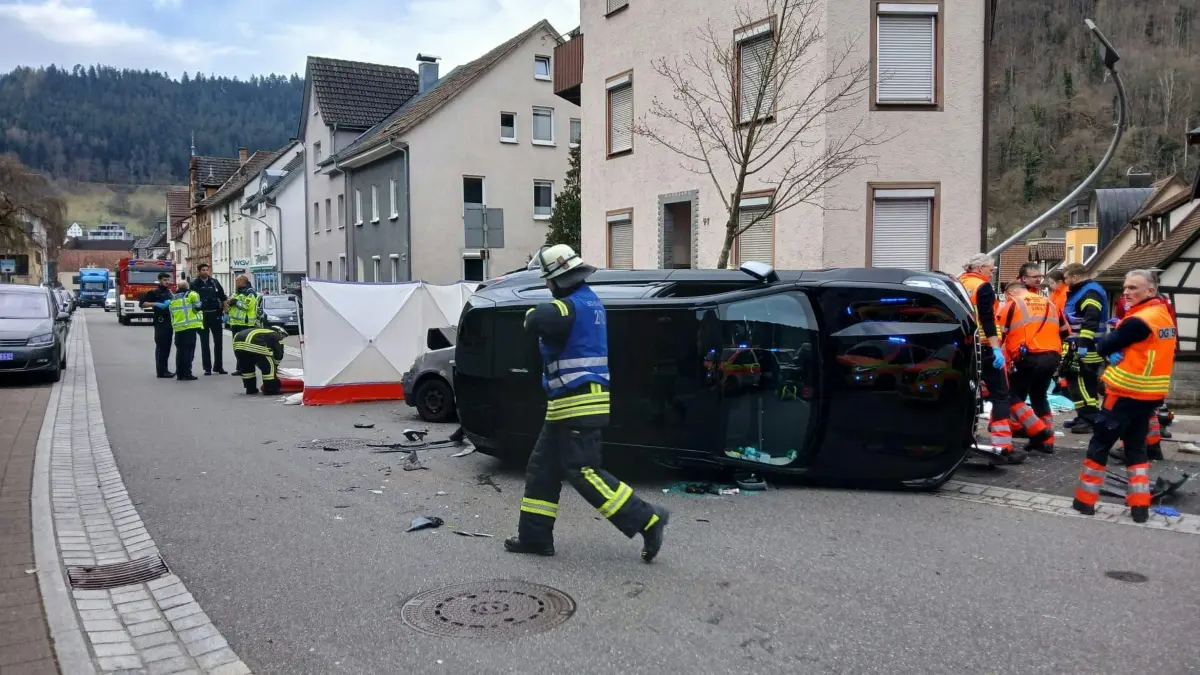 Ein Pkw liegt nach dem Lkw-Unfall auf der Seite.