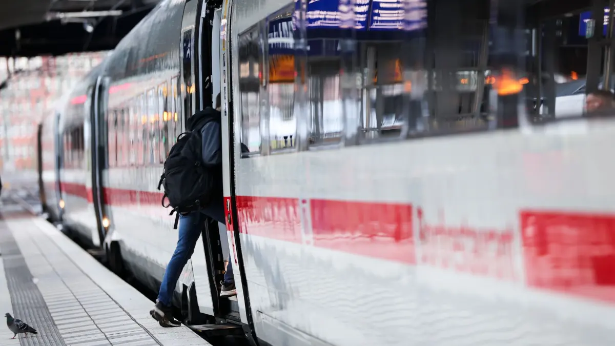 Verkehrsministerkonferenz von Bund und Ländern: 25.03.2026, Hamburg: Ein Reisender steigt am Hauptbahnhof Hamburg in einen ICE. Heute beginnt die Verkehrsministerkonferenz von Bund und Ländern in Lindau (Bodensee). Im Fokus stehen unter anderem die Novelle der Fahrschulausbildung, die Zukunft des Schienenverkehrs in Deutschland, Maßnahmen für mehr Sicherheit in Zügen und Bahnhöfen, ein Preisindex für das Deutschlandticket, die Regelung der Trassenpreise, die Sanierung der Hochleistungskorridore und die Aufstockung der Regionalisierungsmittel. Foto: Christian Charisius/dpa +++ dpa-Bildfunk +++