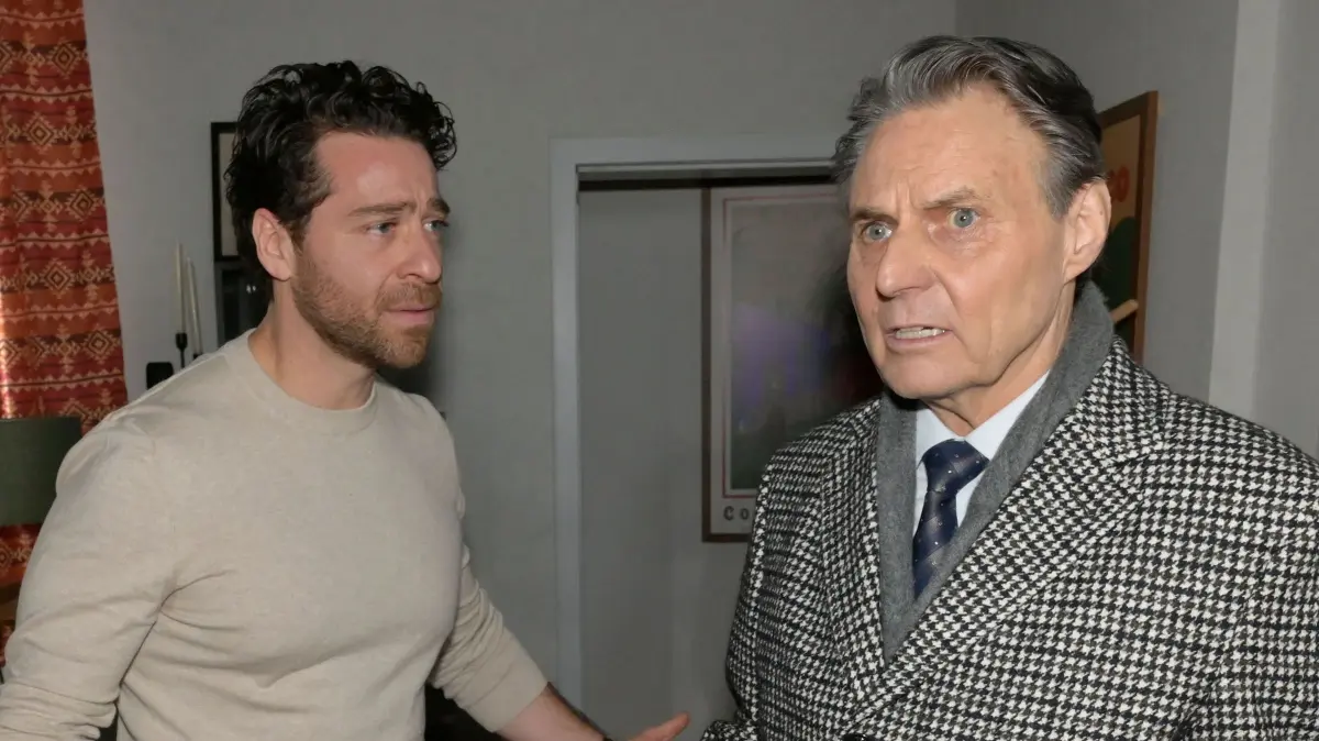 Carlos (Patrick Fernandez, l.) wird von Jo Gerner (Wolfgang Bahro) unter Druck gesetzt.