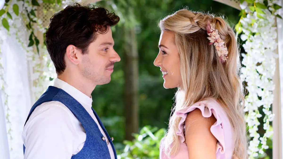 In der „Sturm der Liebe“-Folge 4562 verspricht sich Kilian (Anthony Paul) beim Gelübde mit Larissa (Anna Karolin Berger).