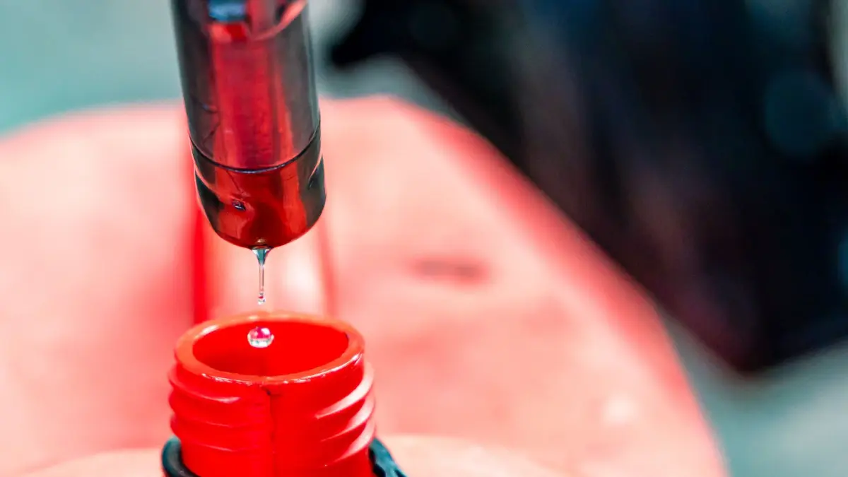 Tanken: ARCHIV - 14.03.2026, Polen, Leknica: Ein Benzintropfen fällt aus einer Zapfpistole, mit der ein Benzinkanister betankt wird. (zu dpa: «Polizei: 500 Liter Diesel auf Autobahnparkplatz gestohlen») Foto: Frank Hammerschmidt/dpa +++ dpa-Bildfunk +++