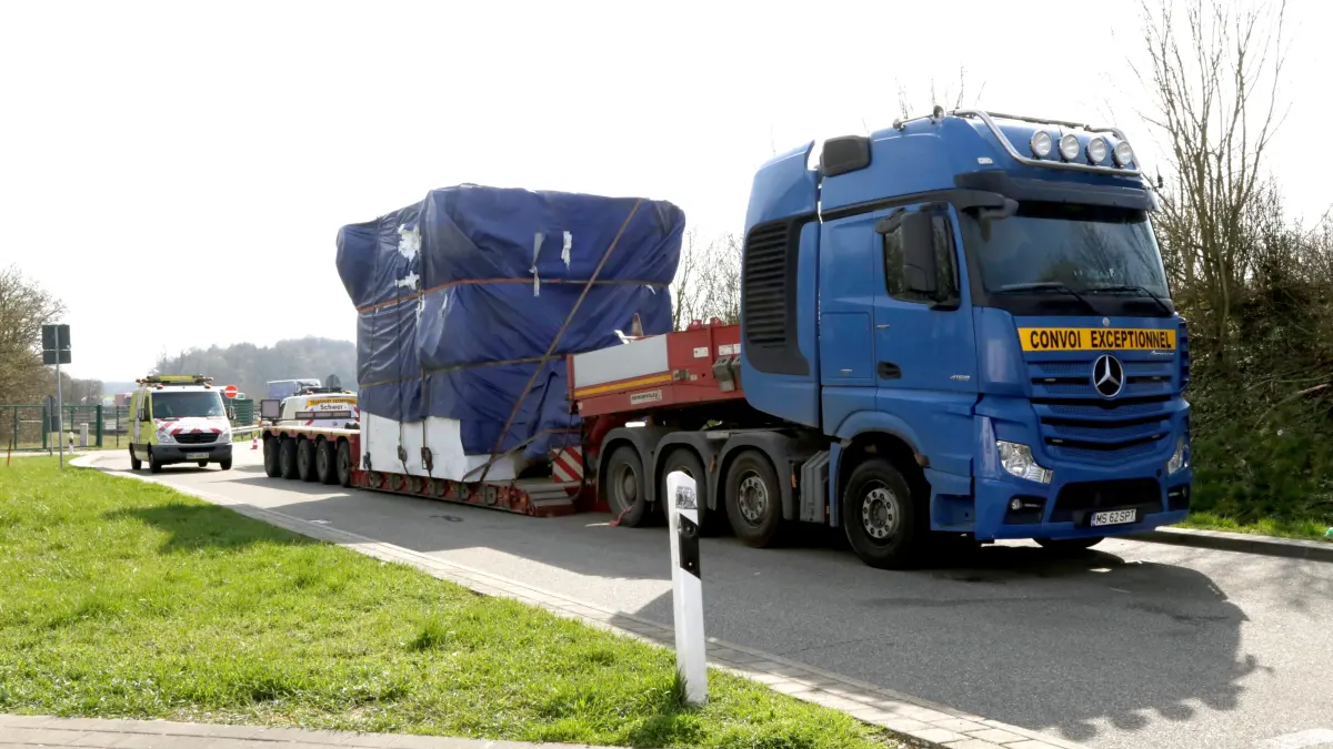 Schwertransport aus Rumänien steckt auf A6 fest Ilshofen/Wolpertshausen Crailsheim