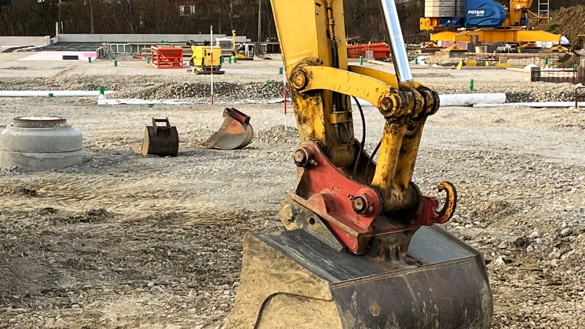 Bei den Erdarbeiten für den Kita-Neubau auf Reute wurde mehr belastetes Material ausgehoben als es das Bodengutachten von 2023 erahnen ließ. Damit einher gehen Mehrkosten in Höhe von rund 138.000 Euro.