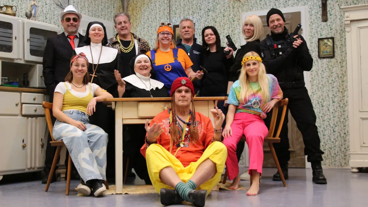 Bildunterschrift: Gehen mit „Leg doch mal die Nonne um“ auf die Bühne: stehend von links Jochen Beck, Stefanie Pluschke, Jürgen Weiß, Selina Dieterich, Edmund Niebergall, Nicole Faßnacht, Sandra Müller und Jochen Dettling, am Tisch von links Anna Wehle, Ursula Becht, Alissa Kotlinski und vorn Bernd Metze. Auf dem Bild fehlt Angela Bleck.