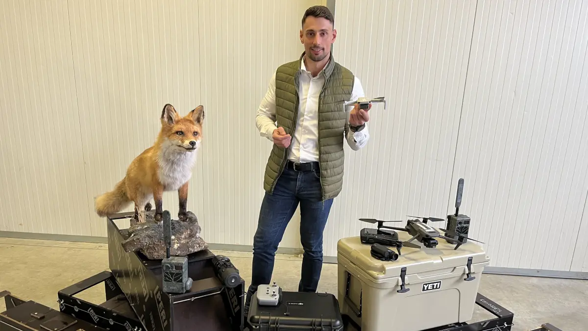Blaubeurens Stadtjäger Julian Moosbauer kann mit Hilfe von Wildtierkameras, Drohnen-Kameras oder Fallen Wildtieren auf die Spur kommen und sie notfalls auch fangen.