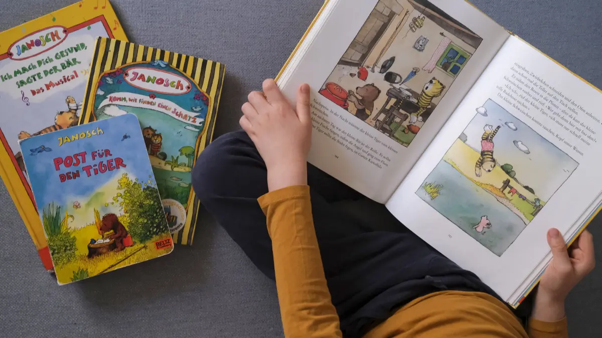 Kinderbuchtag: Autoren und Stiftung werben fuer fruehe Lesefoerderung: Ein Kind liest im Buch des deutschen Illustrators, Kinderbuchautors und Schriftstellers Janosch (buergerlich Horst Eckert) (Symbolfoto vom 08.03.2026). Fachleute schlagen Alarm: Jedes vierte Kind kann nach der Grundschule nicht ausreichend lesen. Der Internationale Kinderbuchtag am 2. April soll das Interesse an Kinder- und Jugendliteratur foerdern. (Siehe epd-Bericht vom 25.03.2026)
