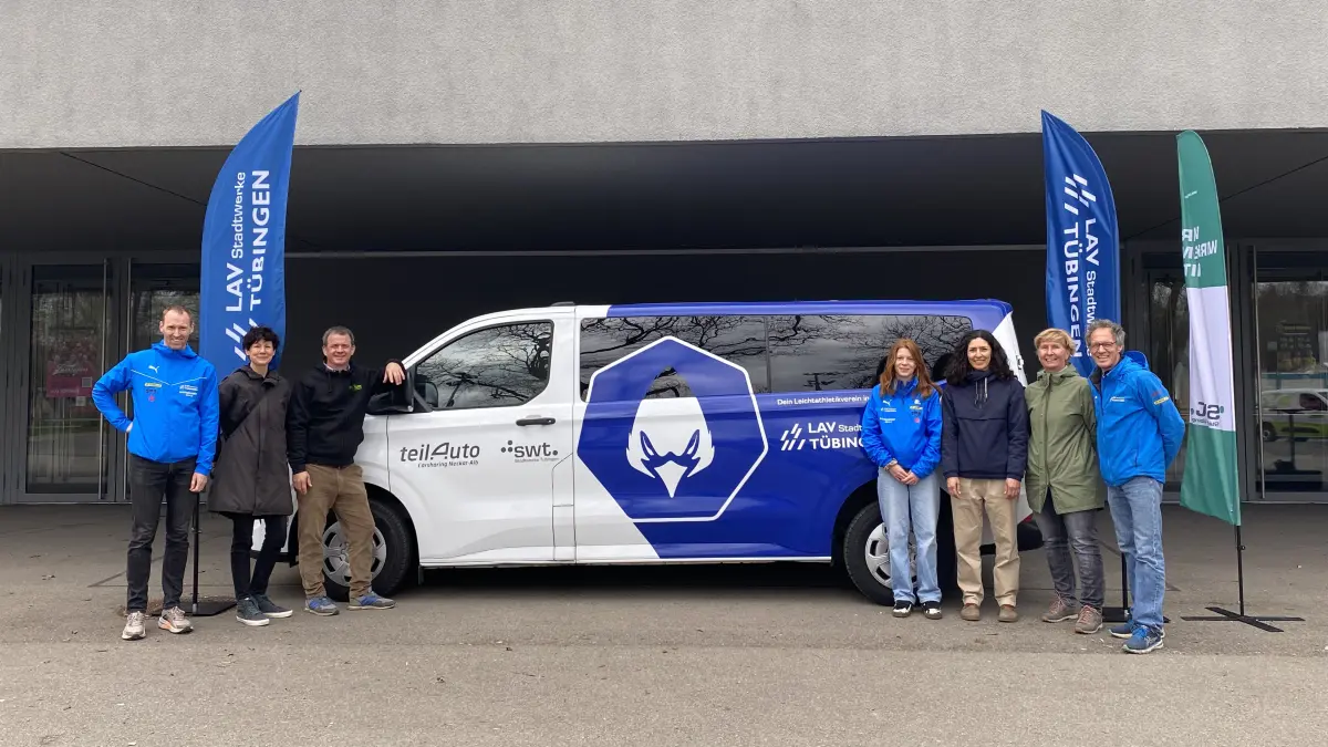 Begeistert von dem neuen Vereinsbusle von links nach rechts: zweiter Vorsitzender Boris Rein, von teilAuto Janette ? und Martin Heer, deutsche Meisterin Eva Dietrich, Klara Wesselmann der Stadtwerke, Christine Vollmer von der Stadt und Olympiasieger Dieter Baumann.