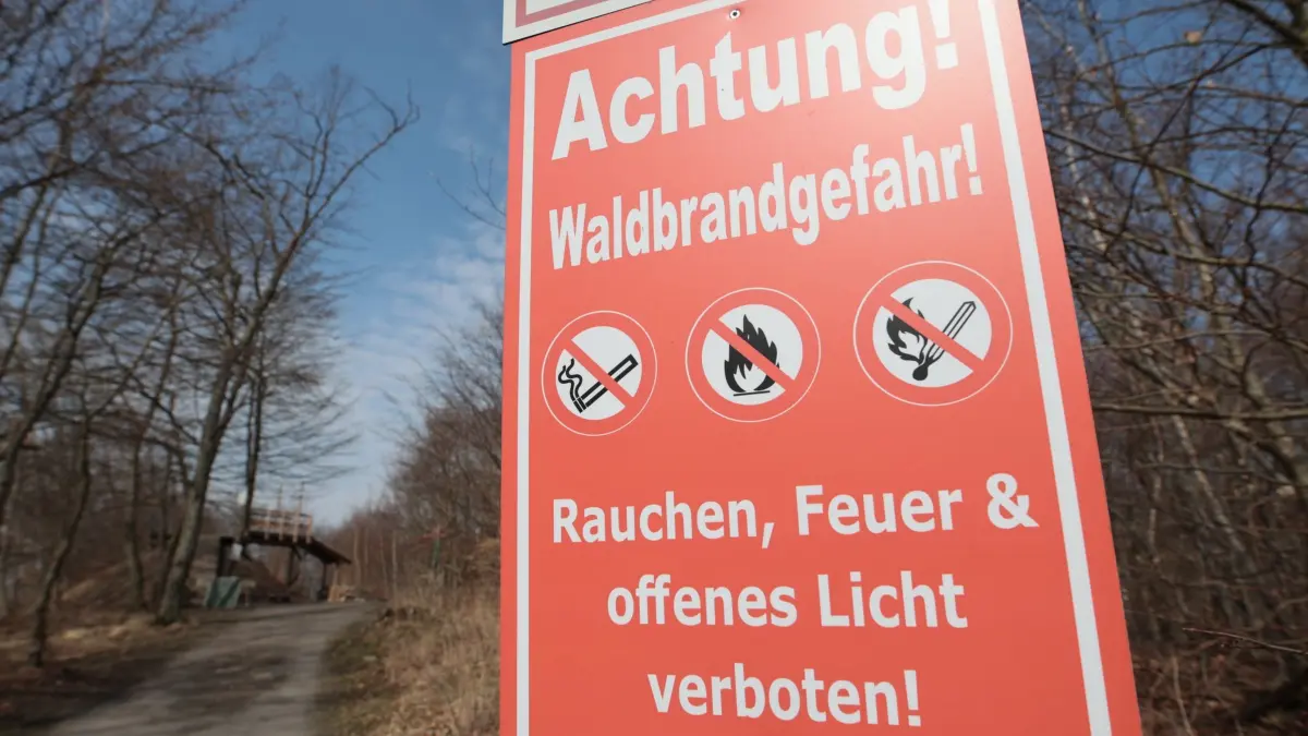 Waldbrandgefahr: ARCHIV - 23.03.2025, Sachsen-Anhalt, Thale: "Achtung Waldbrandgefahr" steht auf einem Hinweisschild im Bodetal. (zu dpa: «DWD: Hohe Waldbrandgefahr in Teilen Sachsen-Anhalts») Foto: Matthias Bein/dpa +++ dpa-Bildfunk +++