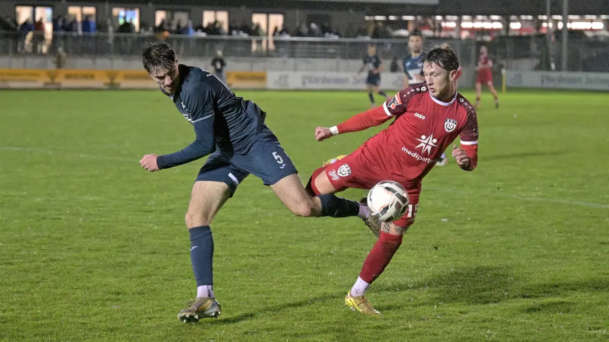 Fussball OL | 1. CfR Pforzheim vs. SSV Reutlingen: Fussball OL | 1. CfR Pforzheim (blau) vs. SSV Reutlingen (rot) // 2026-03-25 // Foto: Joachim Baur // #15 Noah-Elias Maurer (SSV Reutlingen) / #5 Admir Osmicic (CfR Pforzheim)