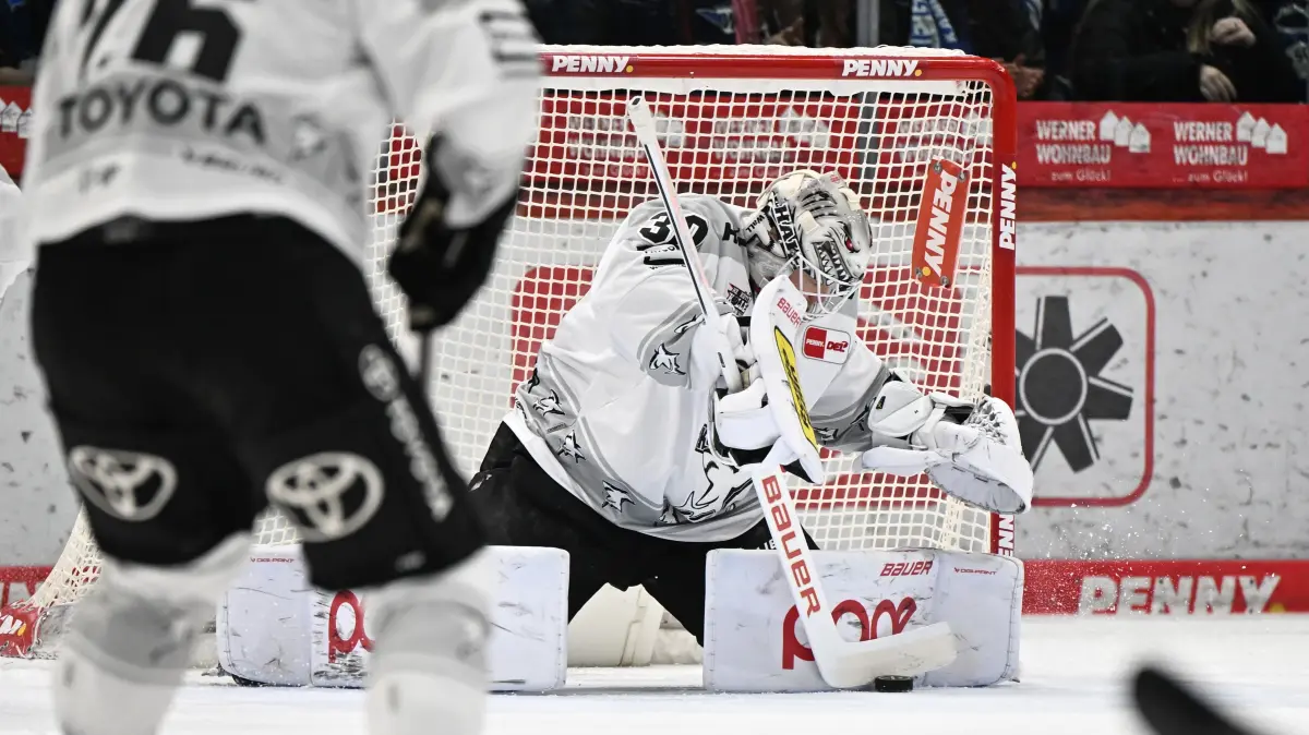 Schwenninger Wild Wings gegen Koelner Haie, DEL, PlayOff Viertelfinale, Spiel 1, Saison 2025/2026, 20260325: Janne Juvonen (Koelner Haie) pariert einen Schuss
Schwenninger Wild Wings gegen Koelner Haie, DEL, PlayOff Viertelfinale, Spiel 1, Saison 2025/2026, 20260325
Foto: Eibner-Pressefoto/Sven Laegler