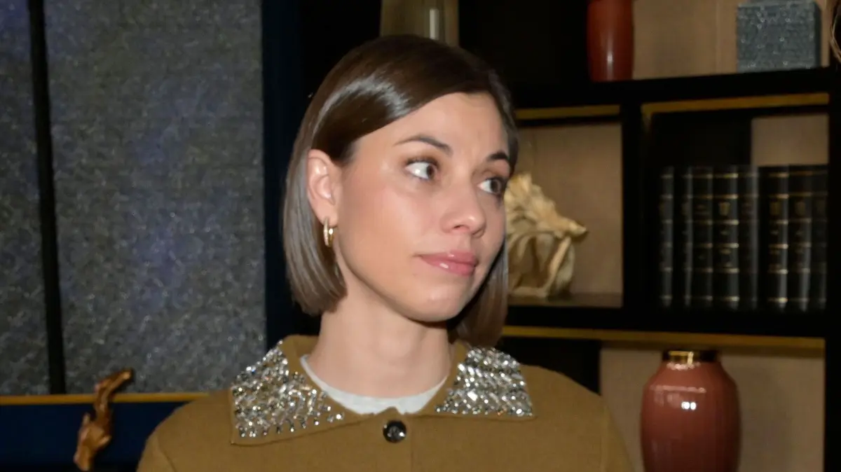 Matilda (Anna-Katharina Fecher) muss aktuell die Gerner-Bank durch die Krise leiten.