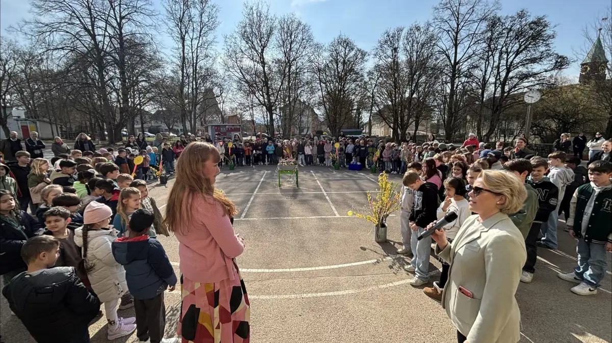 Die kommissarische Schulleiterin Barbara Domisch und Tina Hiller (rechts) vom Förderverein sprechen zu den Kindern der Grundschule Kreuzäcker.