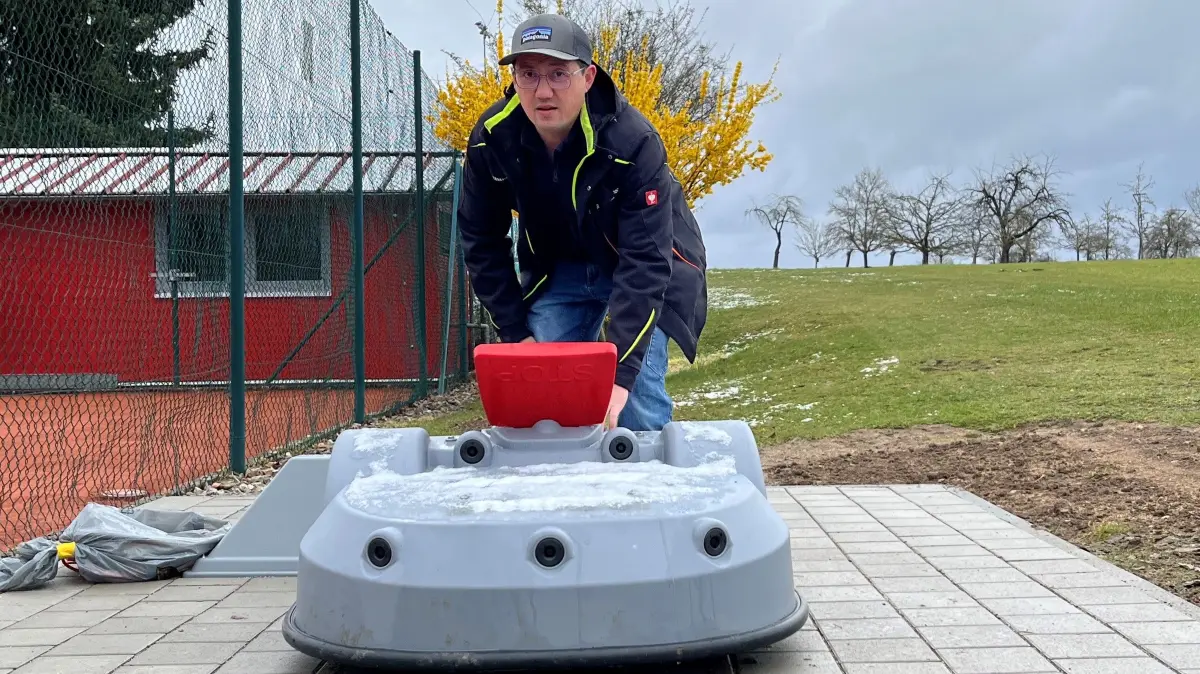 Der Mähroboter des SV Frommenhausen mit Vorstandsmitglied Alexander Rupp