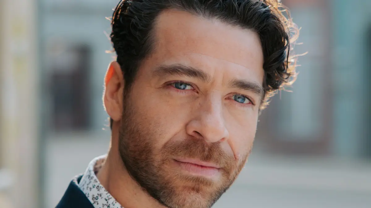 Carlos (Patrick Fernandez) will aus Berlin flüchten.