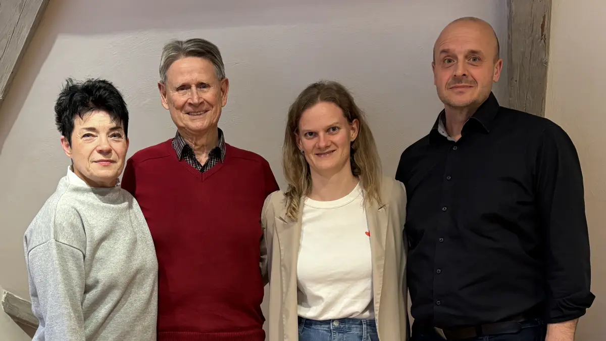 Zweiter Vorstand: Sabine Wörner, ehemaliger Kassierer: Dieter Stiefel, angehende Kassiererin: Johanna Ruoff und erster Vorstand: Mario Eracli sind ein eingespieltes Team im TSV Dettingen.