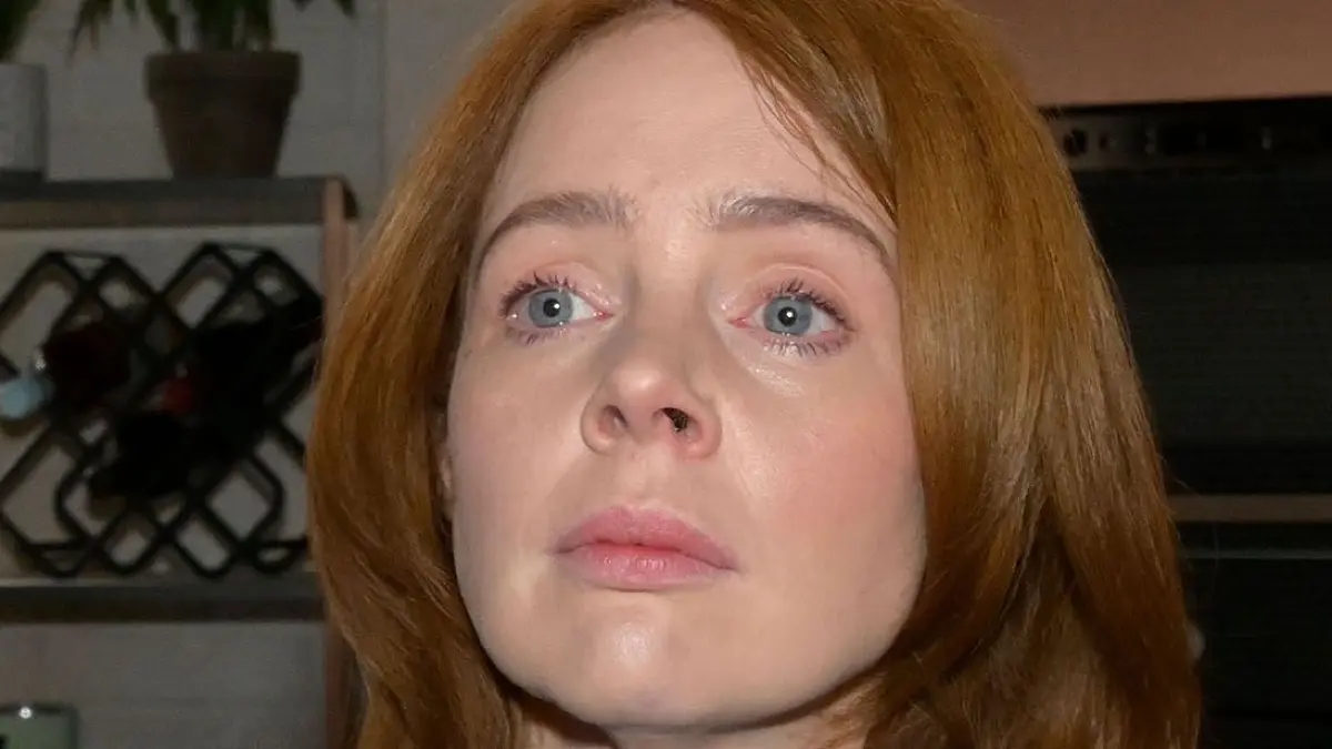 Toni (Olivia Marei) steht wegen ihrer Mutter unter Schock.
