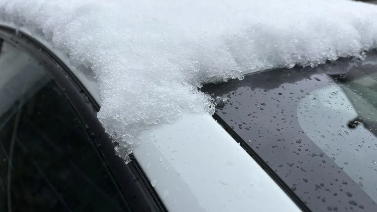 Auch in Balingen liegt am Morgen einiges an Schnee auf Autodächern.