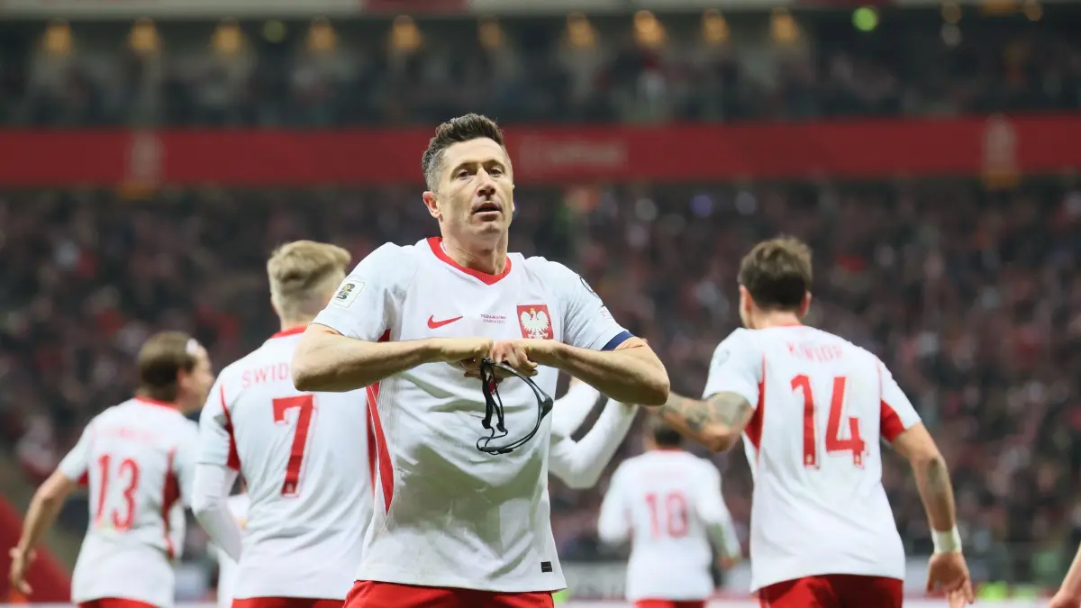 Polen - Albanien: 26.03.2026, Polen, Warschau: Fußball: WM-Qualifikation Europa, Polen - Albanien, Play-off-Runde, Halbfinale, PGE Narodowy, Robert Lewandowski (Polen) jubelt über seinen Treffer zum 1:1. Foto: Leszek Szymanski/PAP/dpa +++ dpa-Bildfunk +++