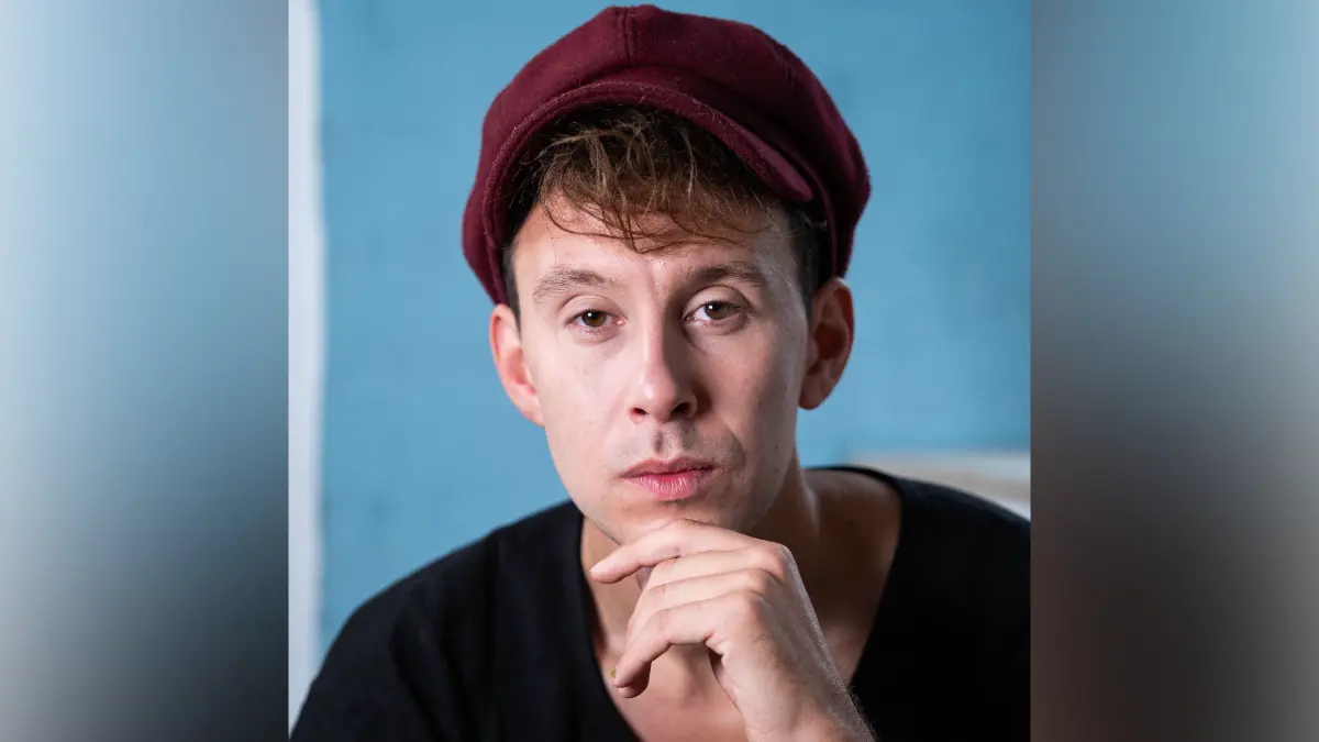 Simon Marian Hoffmann ist Künstler, Filmemacher und Aktivist – mit seinem Projekt „Aufstand der Jugend“ setzt er sich für mehr Gehör und Mitbestimmung junger Menschen ein.