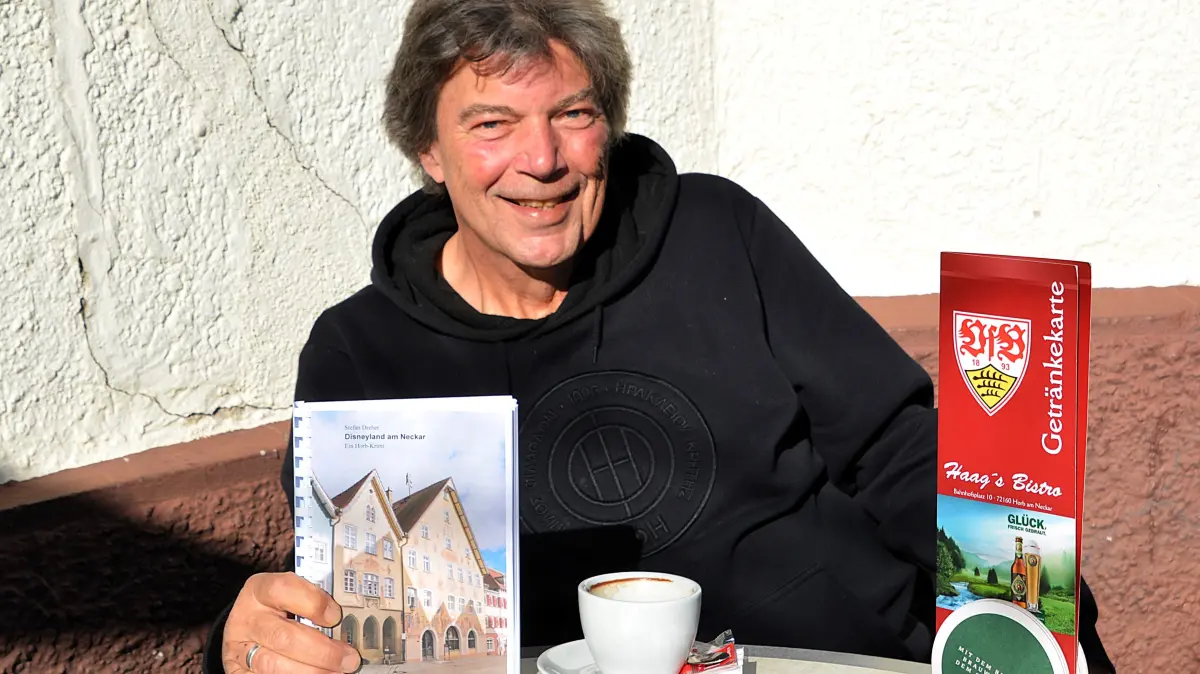 Autor Stefan Dreher in "Haag's Bistro", das auch eine zentrale Rolle in seinem Roman "Disneyland am Neckar" spielt.