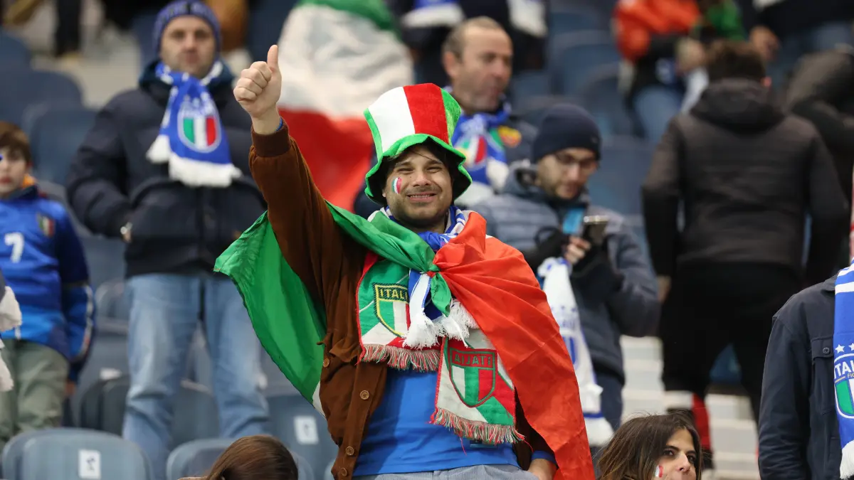 Italien: Fussball FIFA WM-Qualifikation Play-offs 2026, Halbfinale UEFA - Italien vs Nordirland - New Balance Arena (Ber: Italien: Fussball FIFA WM-Qualifikation Play-offs 2026, Halbfinale UEFA - Italien vs Nordirland - New Balance Arena Bergamo: Italien-Fan, verkleidet, Nationalflagge Italien, Fan-Outfit, Gesichtsbemalung, Daumen hoch, Jubel, Porträt, Tribüne, Zuschauer, Fankurve, Fanemotion, Unterstützung Nationalmannschaft, Stadioninnenraum, Fußballkultur, Länderspiel, Europa, Event, Stimmung *** Italy football FIFA World Cup qualification play offs 2026, semi-final UEFA Italy vs Northern Ireland New Balance Arena Bergamo Italy fan, dressed up, national flag Italy, fan outfit, face painting, thumbs up, cheering, portrait, grandstand, spectator, fan curve, fan emotion, support national team, stadium interior, soccer culture, international match, Europe, event, sport, atmosphere Copyright: xAlfioxMarinox