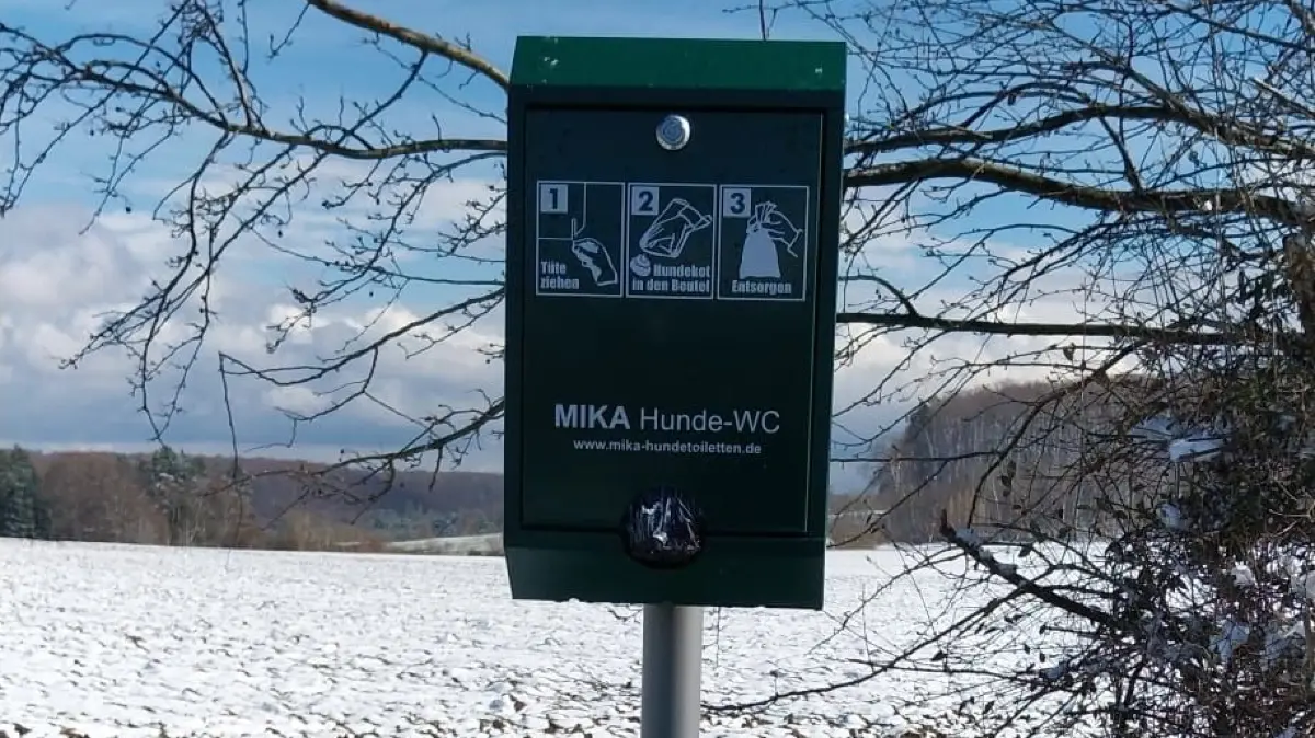 Soll abgebaut werden: Hundetoiletten im winterlichen Justigen.