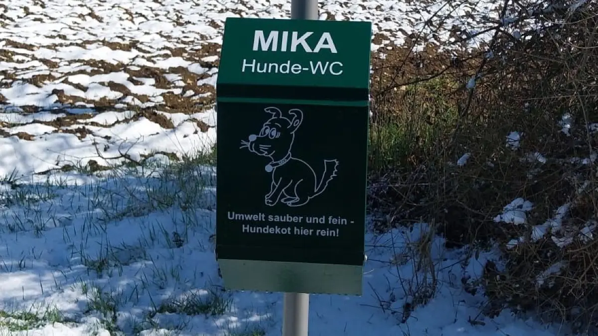 Soll abgebaut werden: Hundetoiletten im winterlichen Justigen.