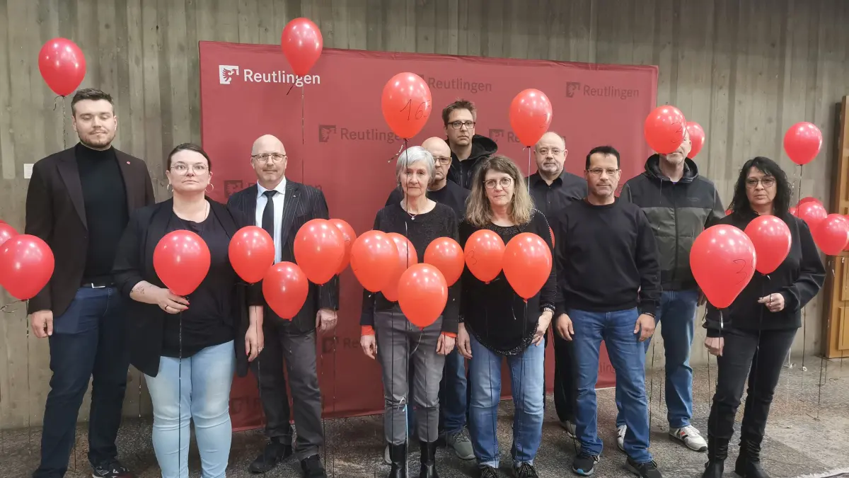 Protest vor der Gemeinderatssitzung: Mit 250 roten Luftballons demonstrieren der Personalrat der Stadtverwaltung und die Dienstleistungsgewerkschaft Verdi gegen den geplanten Abbau von 250 Stellen in den nächsten vier Jahren.