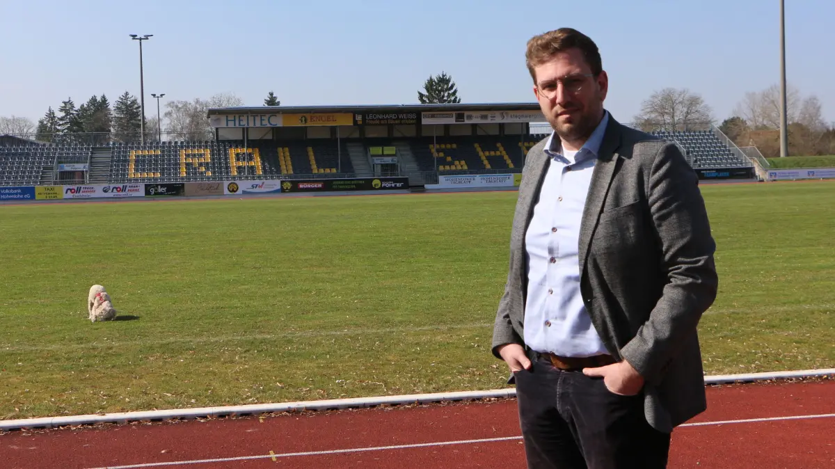 Dennis Arendt ist neuer Vorsitzender beim TSV Crailsheim. Mit seinem Hund schaut er bei einem Spaziergang gerne mal im Schönebürgstadion vorbei.