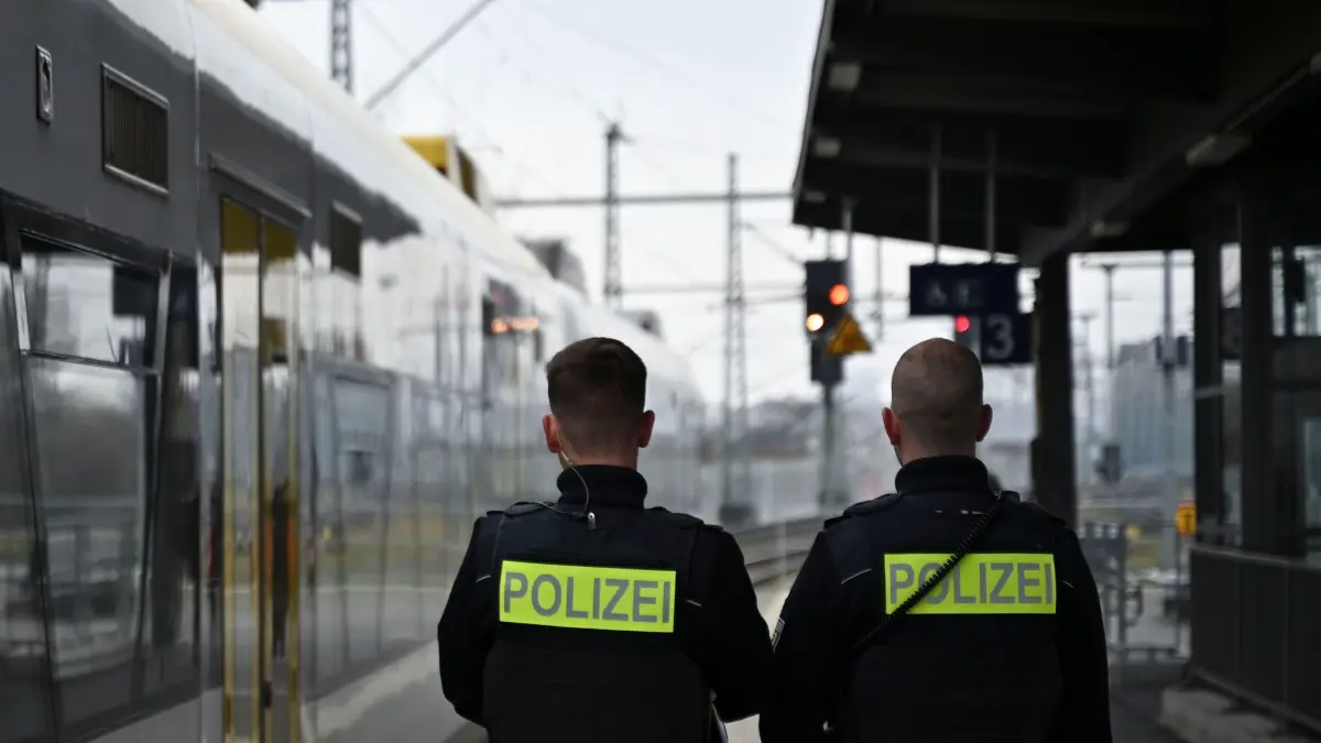 Bundespolizei: ARCHIV - 17.12.2025, Baden-Württemberg, Kehl: Zwei Bundespolizisten stehen während eines Foto-Termins mit der Deutschen Presse-Agentur auf einem Gleis des Bahnhofs in Kehl und warten auf den einfahrenden Zug, um eine Kontrolle durchzuführen. (zu dpa: «Gewalt an Bahnhöfen – Polizei zeigt erneut Präsenz») Foto: Katharina Kausche/dpa +++ dpa-Bildfunk +++