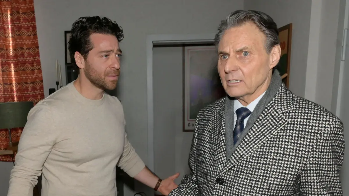 Carlos (Patrick Fernandez, l.) wird von Jo Gerner (Wolfgang Bahro) unter Druck gesetzt.