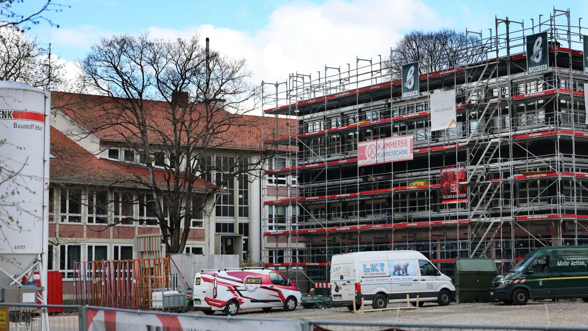 Gymnasium Dietrich-Bonhoeffer-Gymnasium Metzingen Neubau naturwissenschaftlicher Trakt Altbau