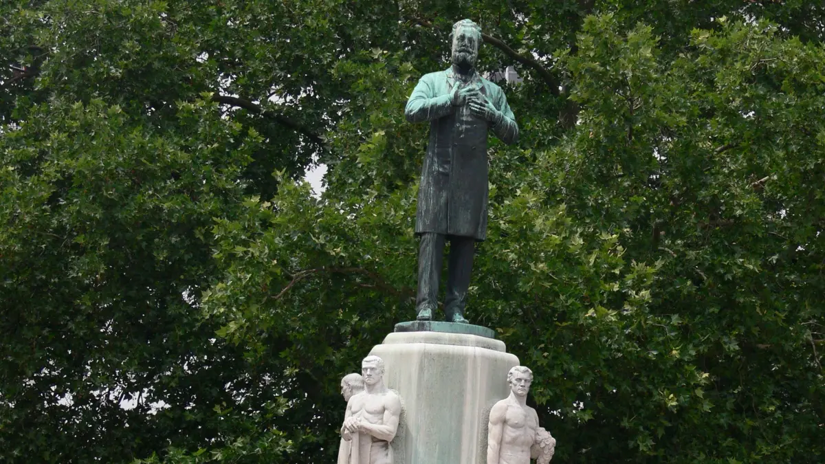 Die Fotomontage zeigt das Kunstprojekt: Das Denkmal des antisemitischen Bürgermeisters Karl Lueger in Schieflage.