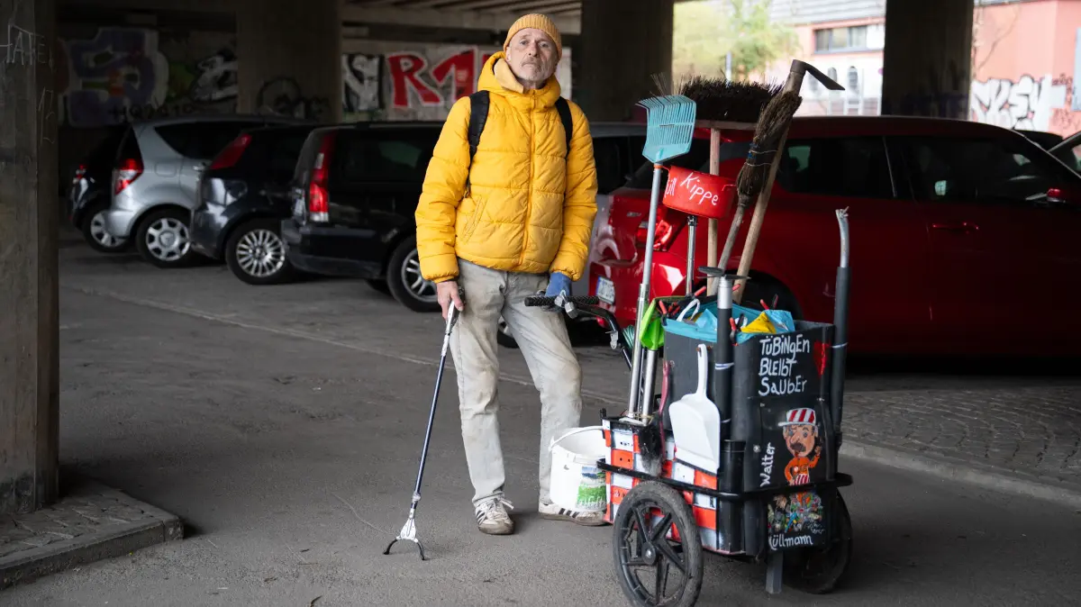 Walter Hehn auf seiner Tour durch die Weststadt bis zum Marktplatz, auf der er Müll sammelt. Unterführungen, schmuddelige Ecken, dunkle Ecken: Walter Hehn sammelt überall Müll ein.