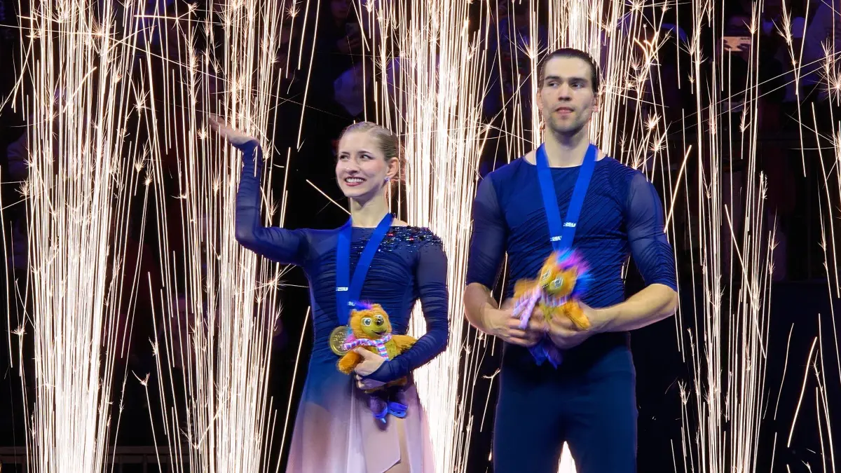 Eiskunstlauf: Weltmeisterschaft: 26.03.2026, Tschechien, Prag: Eiskunstlauf: Weltmeisterschaft, Paarlauf, Kür: Die Goldmedaillengewinner Minerva Fabienne Hase und Nikita Volodin aus Deutschland feiern auf dem Podium Foto: Petr David Josek/AP/dpa +++ dpa-Bildfunk +++
