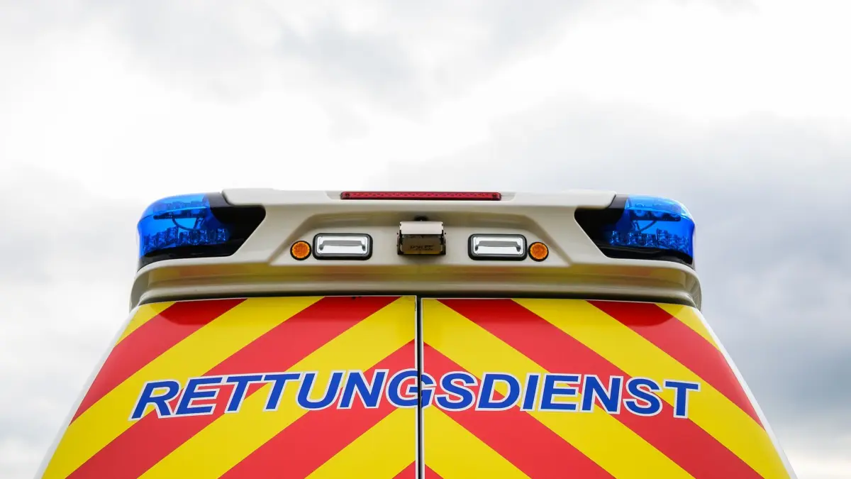 Rettungsdienst: ARCHIV - 21.09.2025, Niedersachsen, Nahrendorf: «Rettungsdienst» steht auf einem Krankentransportwagen. (zu dpa: «Messerangriff auf Partner – Verein rettet Mann das Leben») Foto: Philipp Schulze/dpa +++ dpa-Bildfunk +++