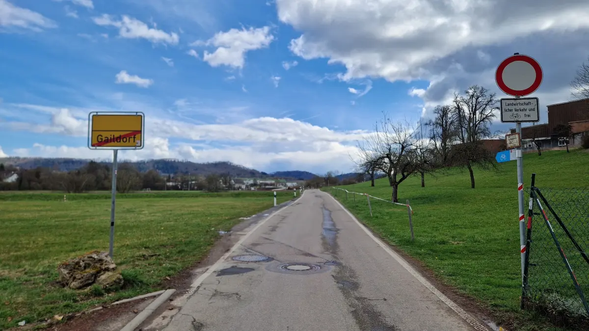 Dieser Streckenabschnitt der Eschenau am Orstausgang in Richtung Kocherbrücke war seither nur für landwirtschaftlichen und Radverkehr frei. Ab dem 2. April wird die Straße für Anlieger geöffnet.