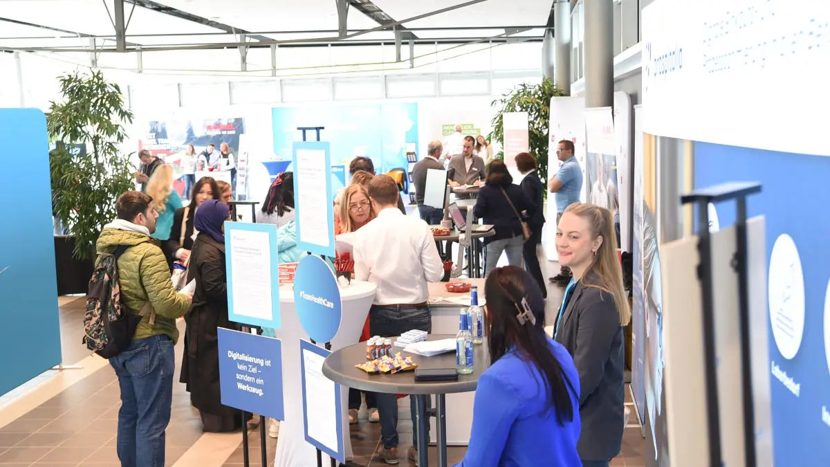 Der Fachkräftetag auf dem Gelände der Ulm Messe ist ein beliebter Treffpunkt für Unternehmen und künftige Mitarbeitende.